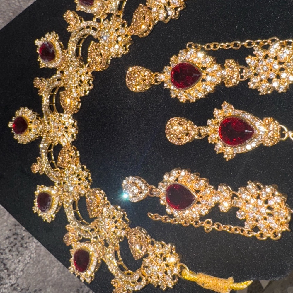 Red and Gold AD set - Picture 11 of 12